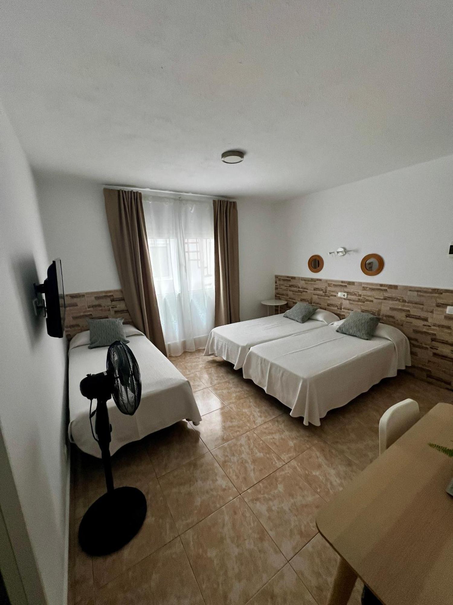 Hostal Residencia Cardona Arrecife  Exterior photo