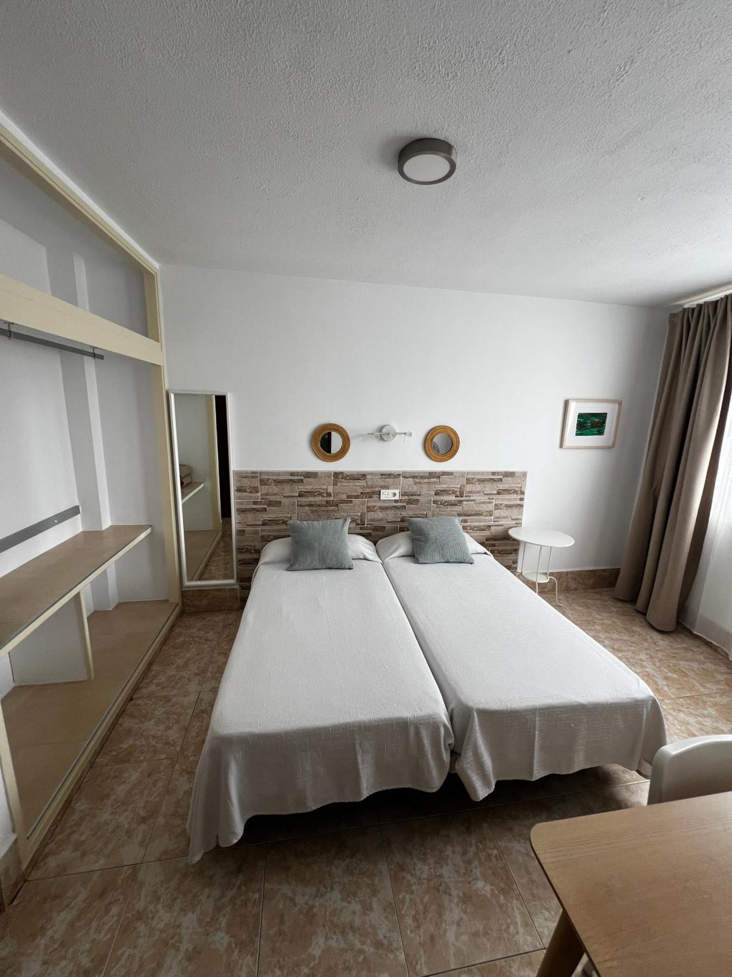 Hostal Residencia Cardona Arrecife  Exterior photo