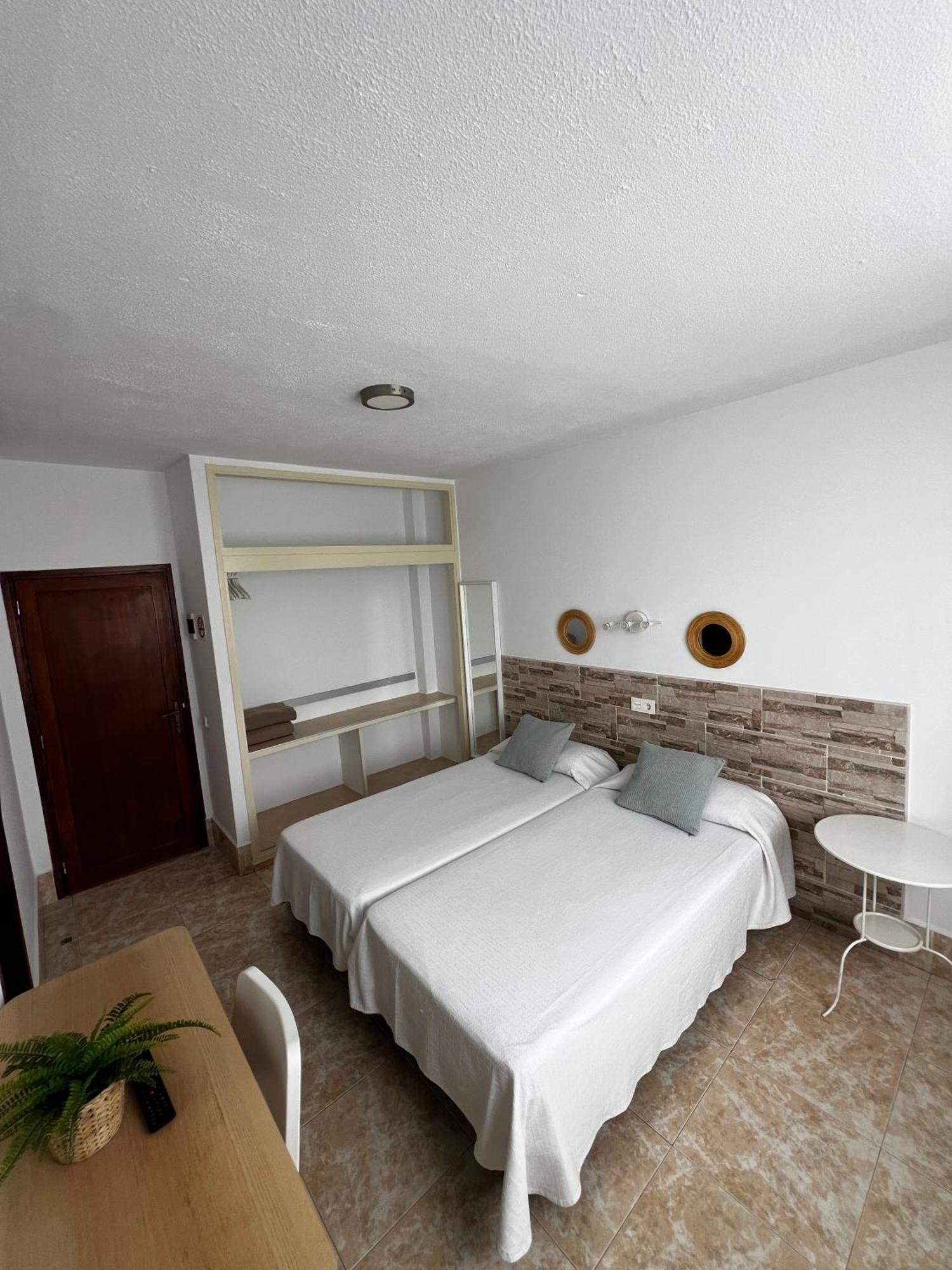 Hostal Residencia Cardona Arrecife  Exterior photo