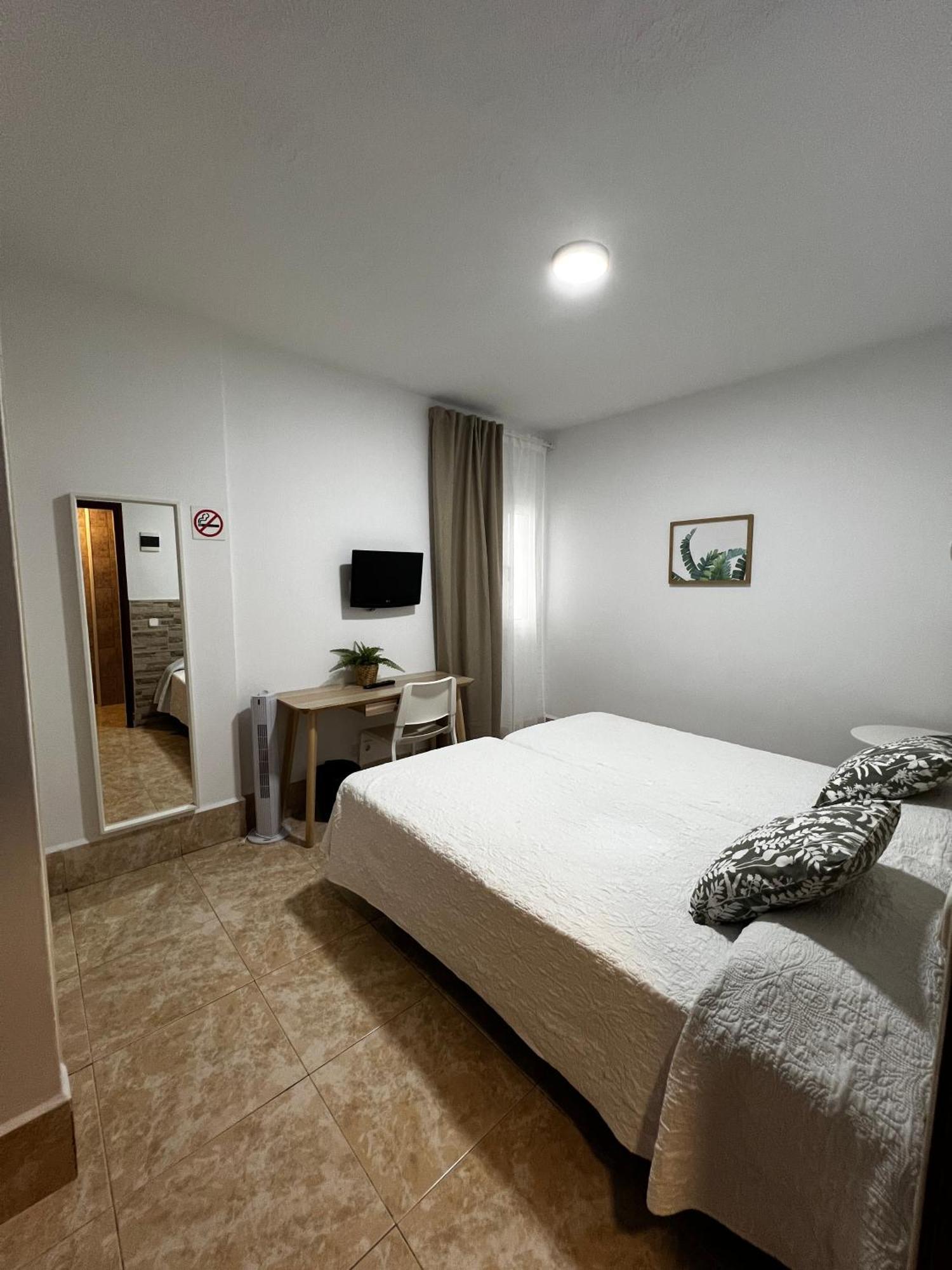 Hostal Residencia Cardona Arrecife  Exterior photo