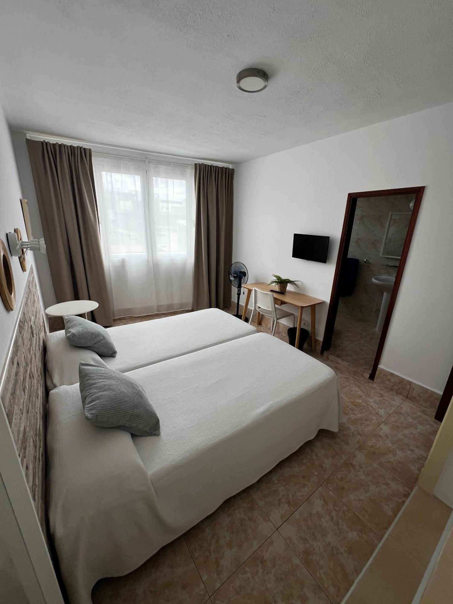 Hostal Residencia Cardona Arrecife  Exterior photo