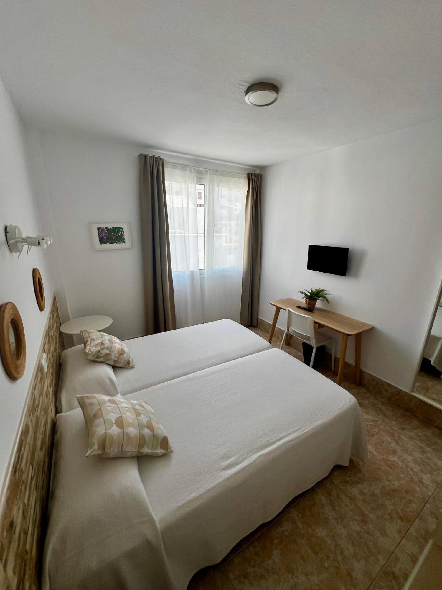 Hostal Residencia Cardona Arrecife  Exterior photo