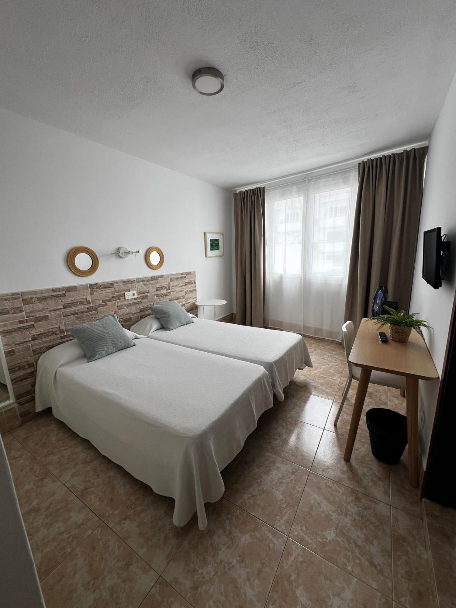 Hostal Residencia Cardona Arrecife  Exterior photo