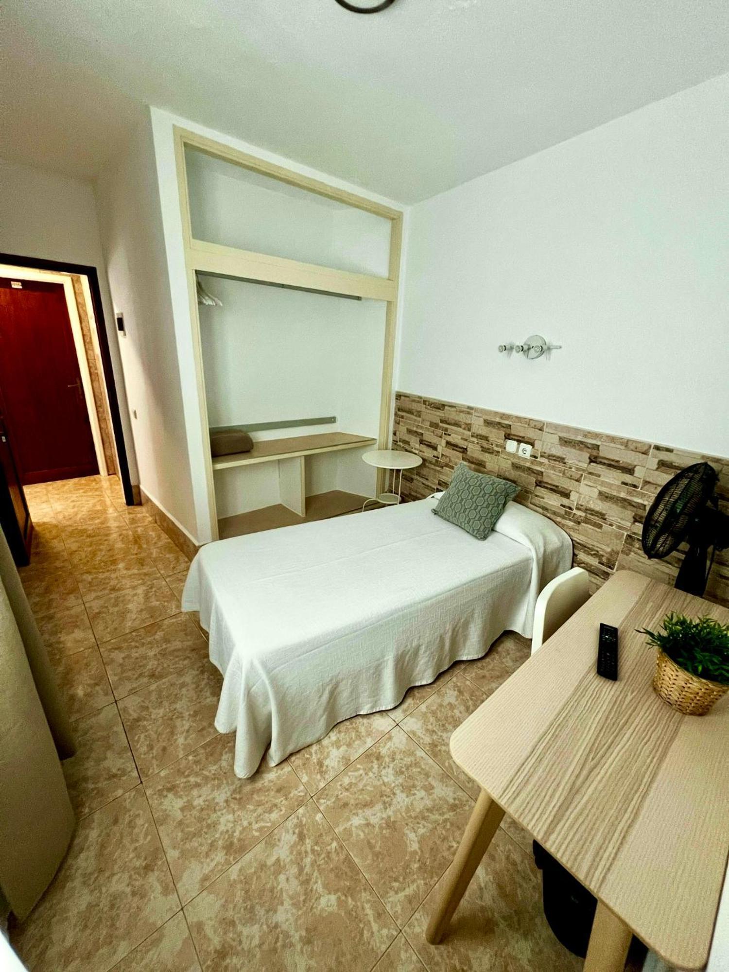 Hostal Residencia Cardona Arrecife  Exterior photo